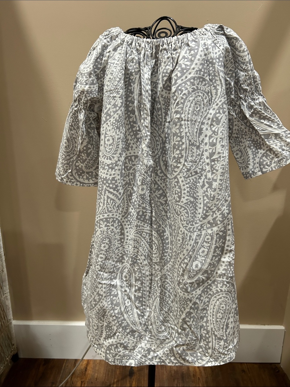 BB’s Boutique girls sz. 3T Gray and White Paisley  ruffle sleeve Aline dress